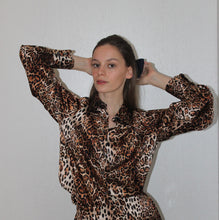 Load image into Gallery viewer, Balloon sleeve shirt - Leopard print silk
